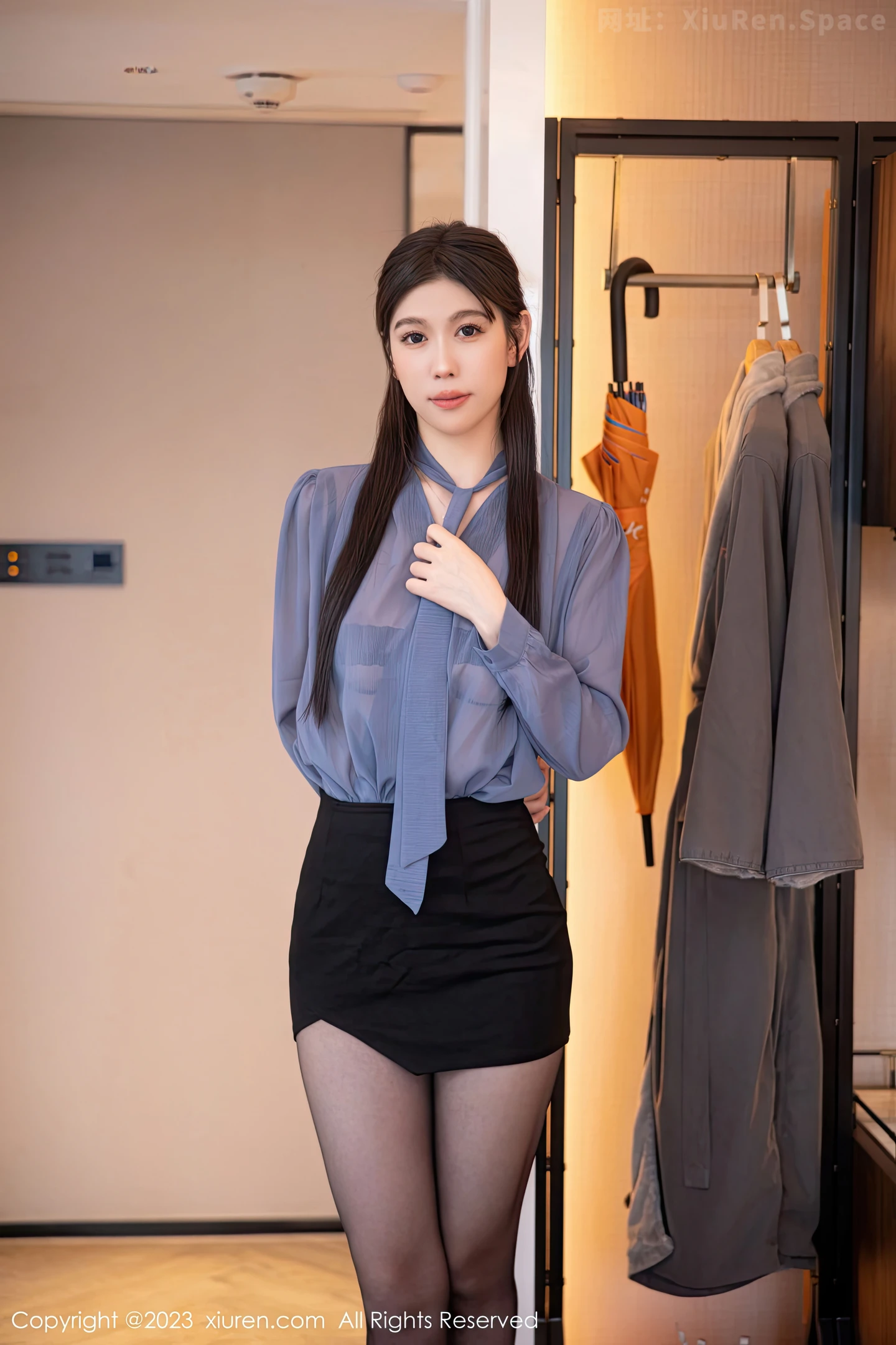 图片[5]-[Xiuren秀人网]2023.01.10 VOL.6111 桃桃子 OL制服与黑色蕾丝内衣加肉丝美腿性感私房写真集-秀人网官方网站